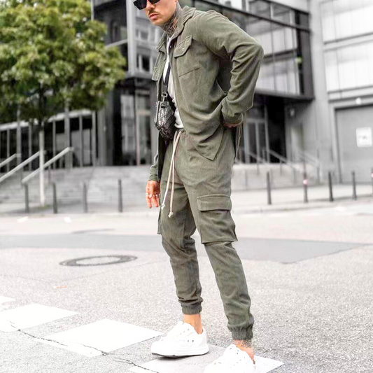 コーデュロイ上下をスタイリッシュに合わせた男性の横姿コーデ