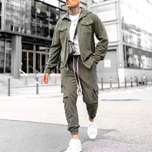 オリーブのコーデュロイセットアップを白スニーカーと合わせた街着コーデ