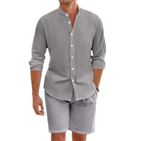 コットンリネンの長袖シャツ×ハーフパンツセットアップを着た男性の全身コーデ(グレー)