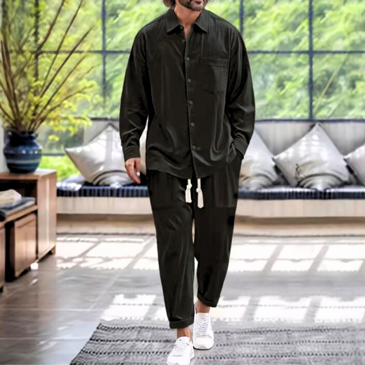 ブラックのルーズコーデセットアップ(長袖シャツとゆったりパンツ)