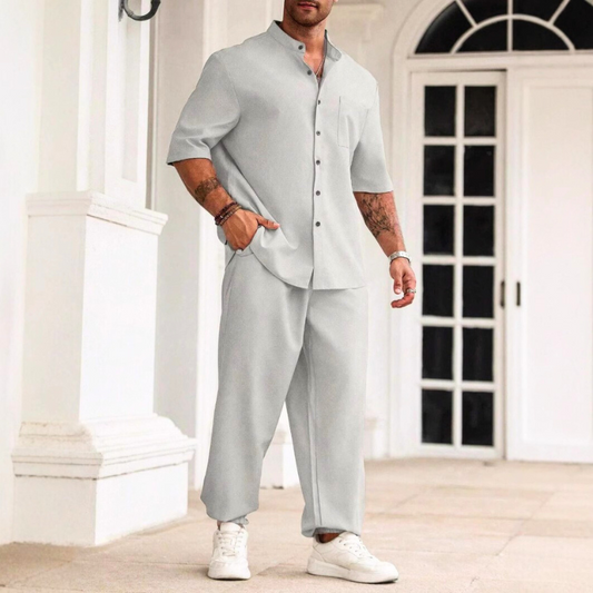 コットンリネン素材のグレーセットアップを着こなす男性モデル(正面全身)