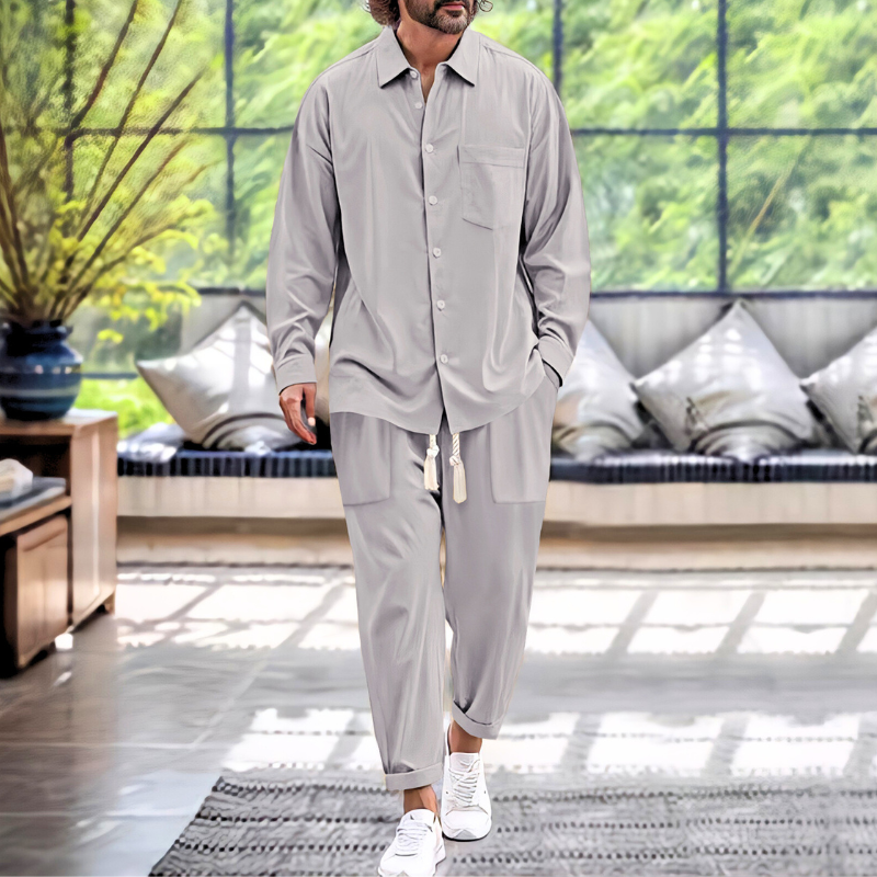 グレーのコットンリネンセットアップを着た男性モデル(長袖シャツ×ルーズパンツ)