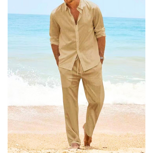 ベージュのコットン素材セットアップを海辺で着こなす男性