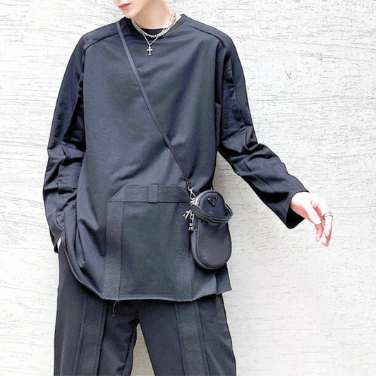 モードな黒セットアップを真正面から撮影