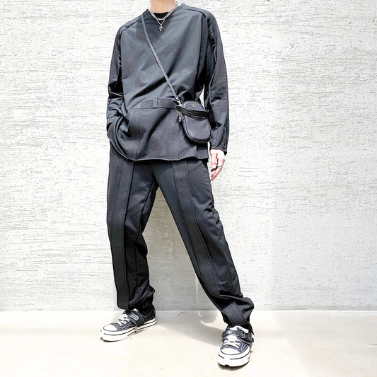 ブラックのセットアップをカジュアルに着こなし