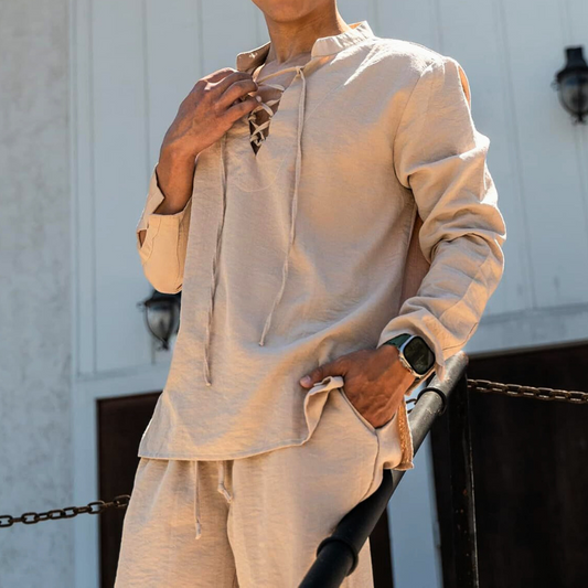 ベージュのコットンリネンセットアップを着た男性の正面立ち姿