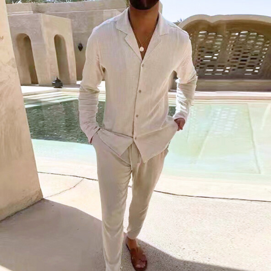 リゾート風の背景で着用されたアイボリーの長袖コットンセットアップ