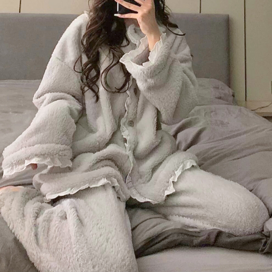 甘さと品のあるレースパイピング付き|もこもこ素材のフェミニンルームウェア