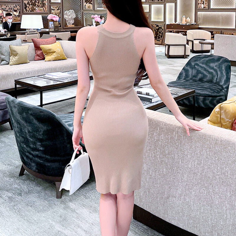 リブニットワンピース後ろ姿クロスラインデザイン