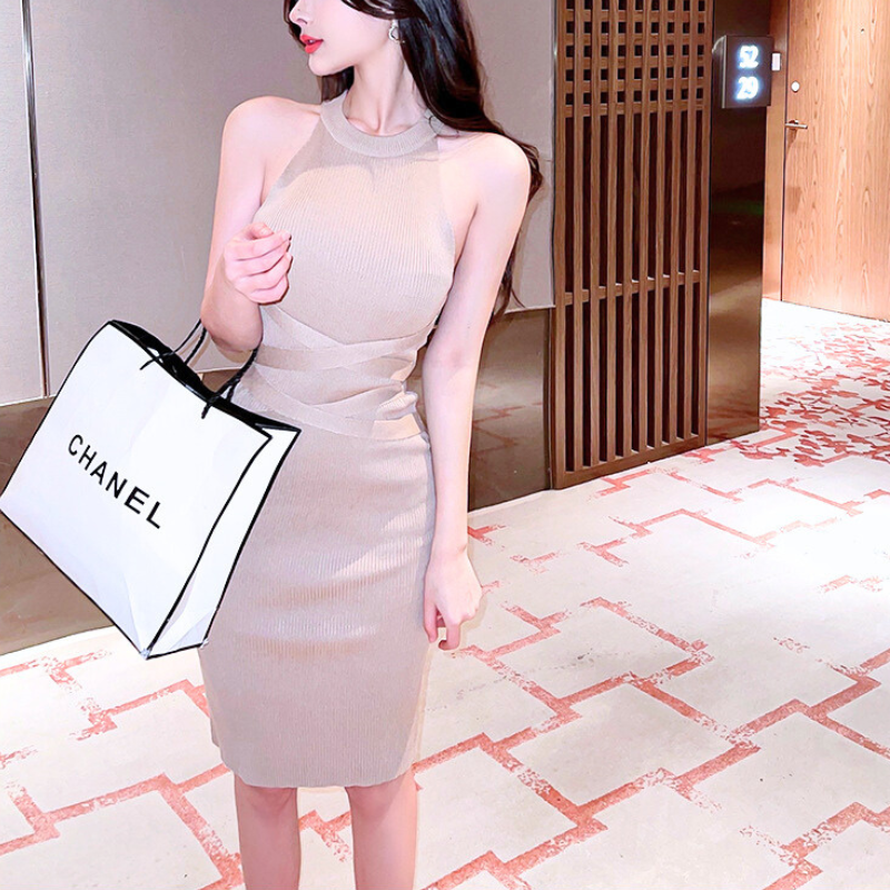 クロスラインが際立つタイトワンピーススタイル