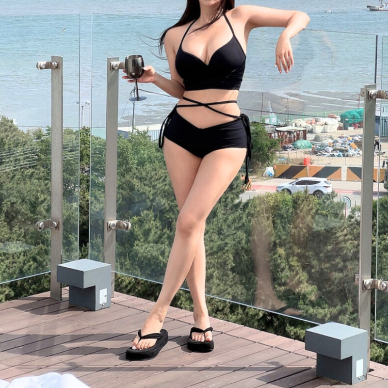 クロスリボンカシュクールビキニ ブラック 正面全身|30代女性 夏 海 プールデート