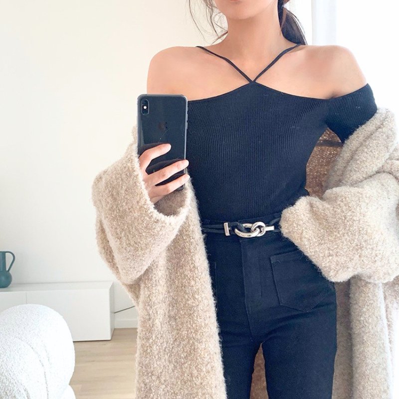 ブラックのリブニットトップスをミラー越しに撮影した全身コーデ