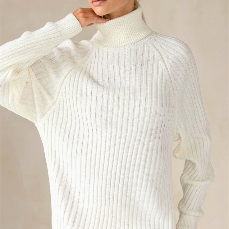 袖口をくしゅっとさせたタートルニットの可愛げスタイル