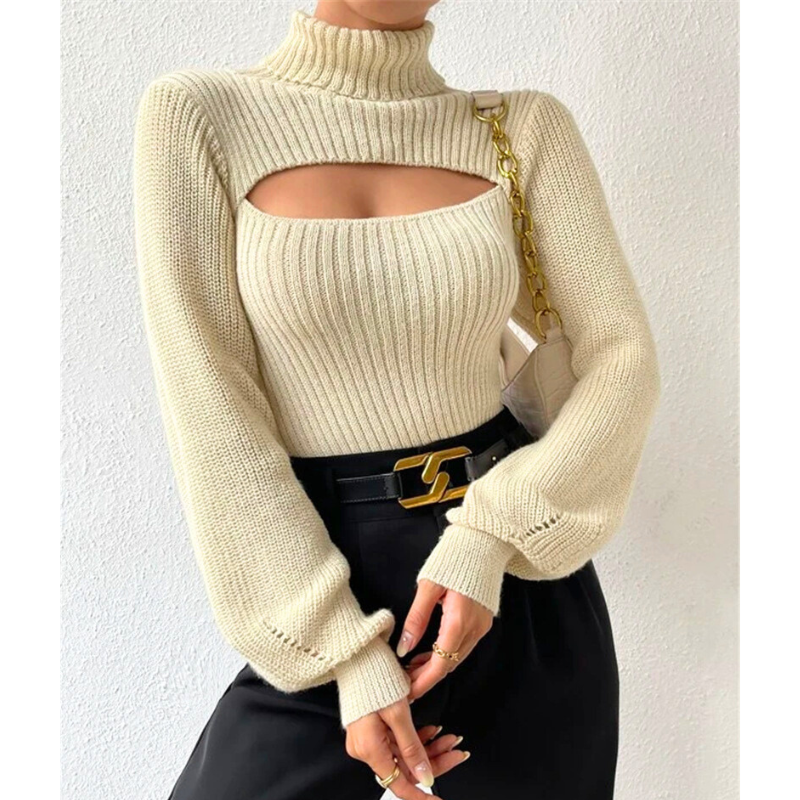 色気漂うベージュのリブ編みハイネックニットを黒パンツと合わせたコーデ