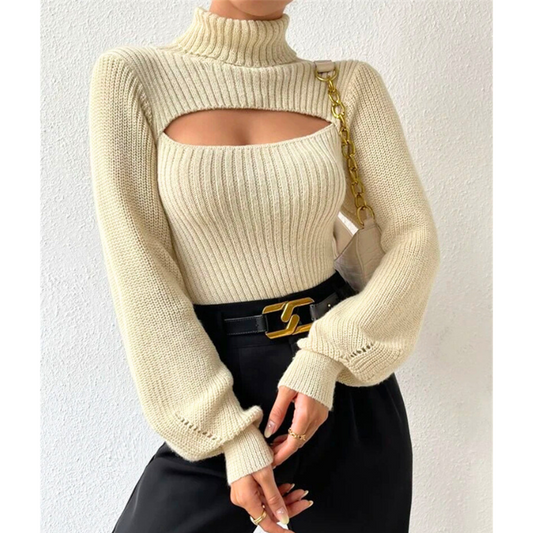 色気漂うベージュのリブ編みハイネックニットを黒パンツと合わせたコーデ