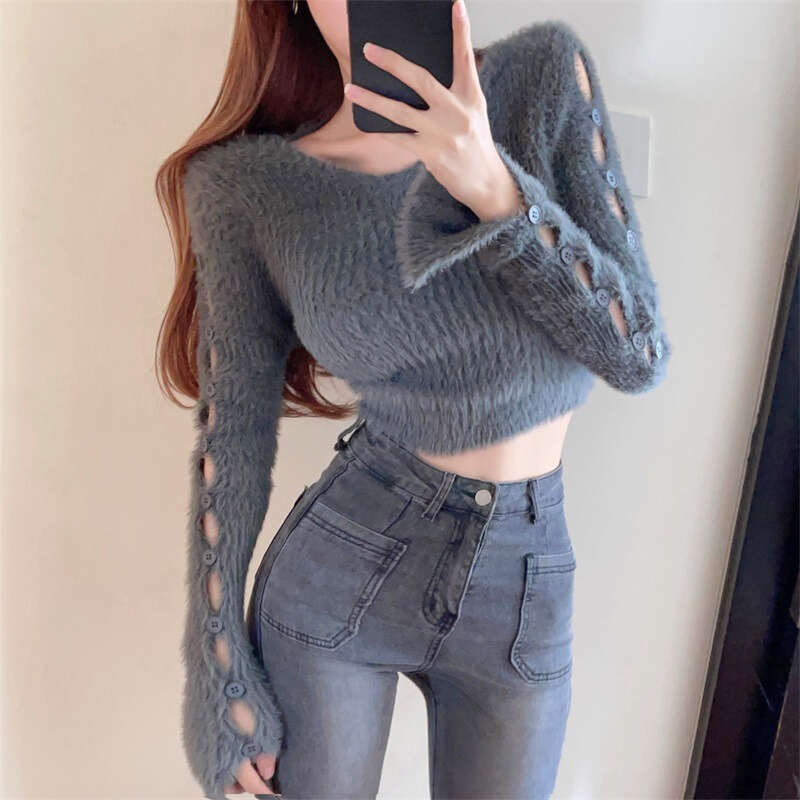 30代女性向け 袖カットアウトのミンク風ふわもこニットトップス(グレー)を前から撮影