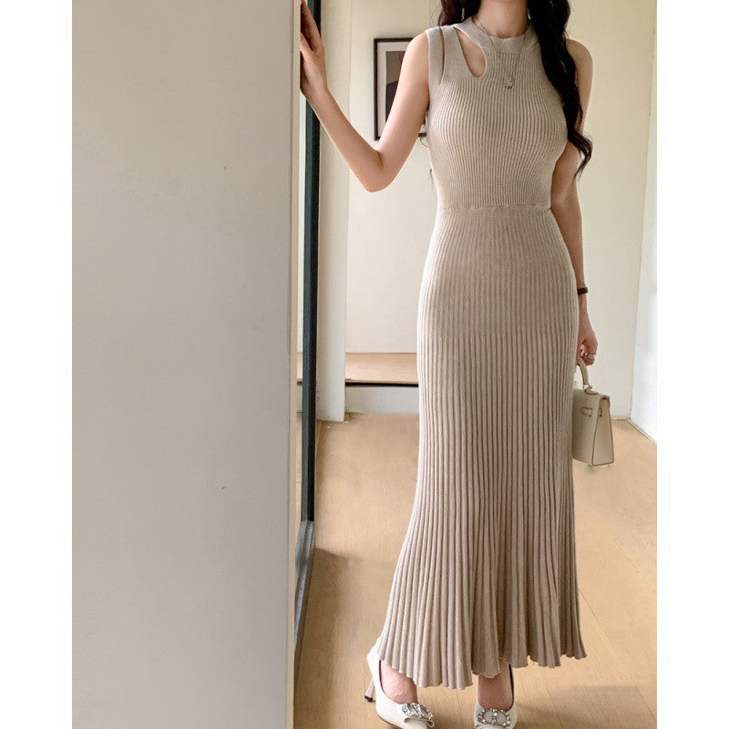 カットアウトデザインのリブニットワンピースを着た女性(ベージュ)