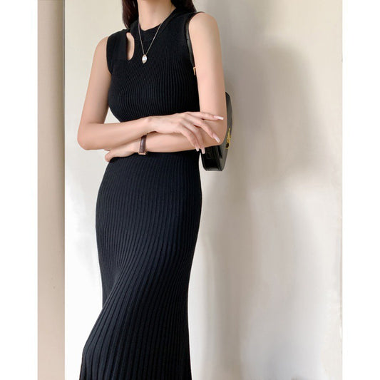 カットアウトデザインが特徴のブラックニットワンピース