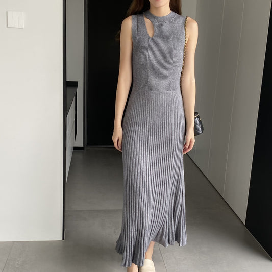 カットアウトワンピース(グレー)のシンプルなコーデ