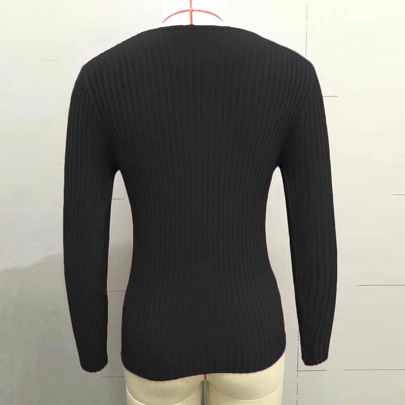 無地ブラックのバックシルエットで後ろ姿まで美しく