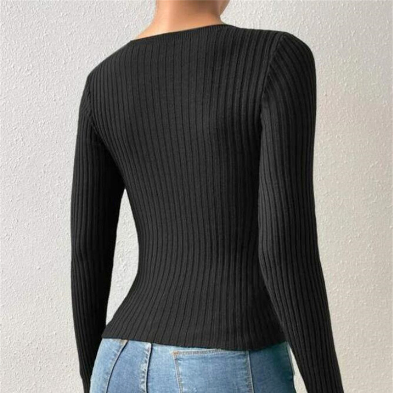 背中までシンプルにまとまったブラックリブトップス(後ろ姿)