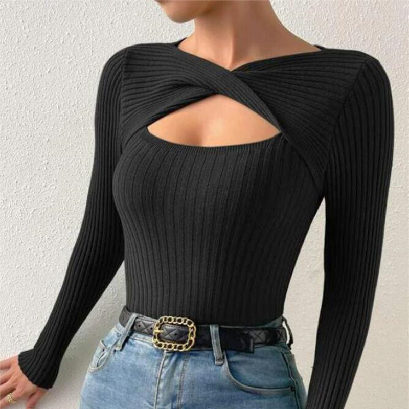 胸元のクロスデザインが印象的なブラックの細見えトップス