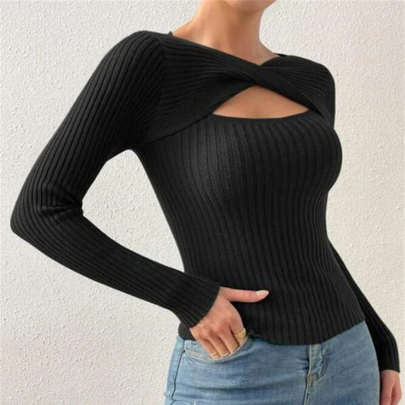 クールな印象のブラック×クロスカットアウトで夜のデートにもおすすめ