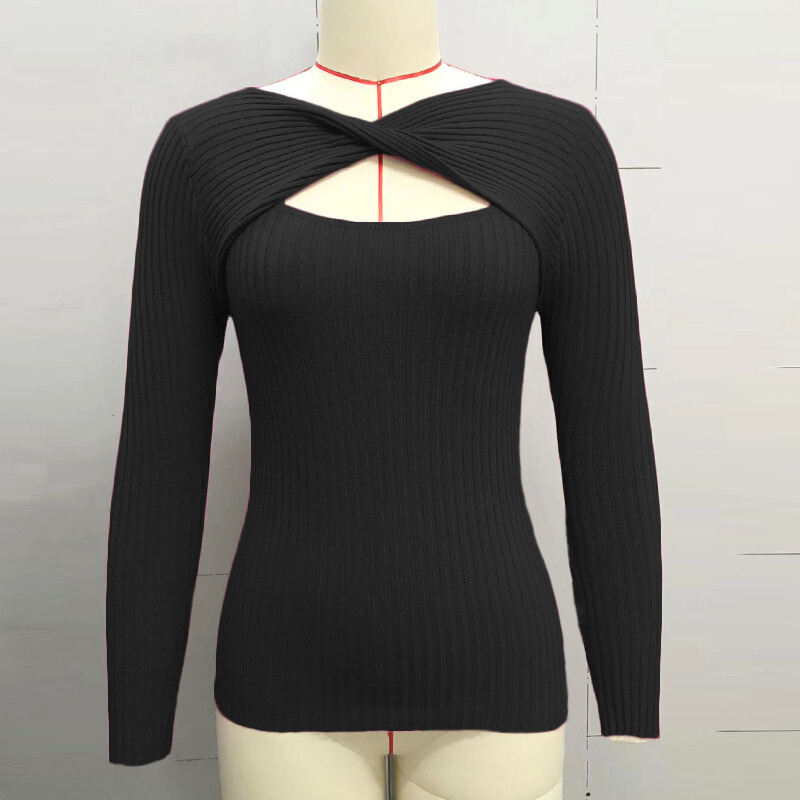 ブラックのリブトップスで抜け感×スタイルアップを演出