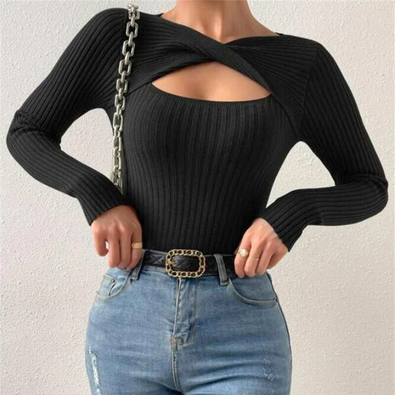 黒のクロスデザインリブトップスで引き締め美ボディ見せコーデ