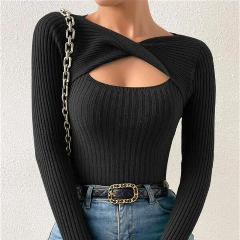 ショルダーチェーンでアクセントを効かせた黒リブトップス