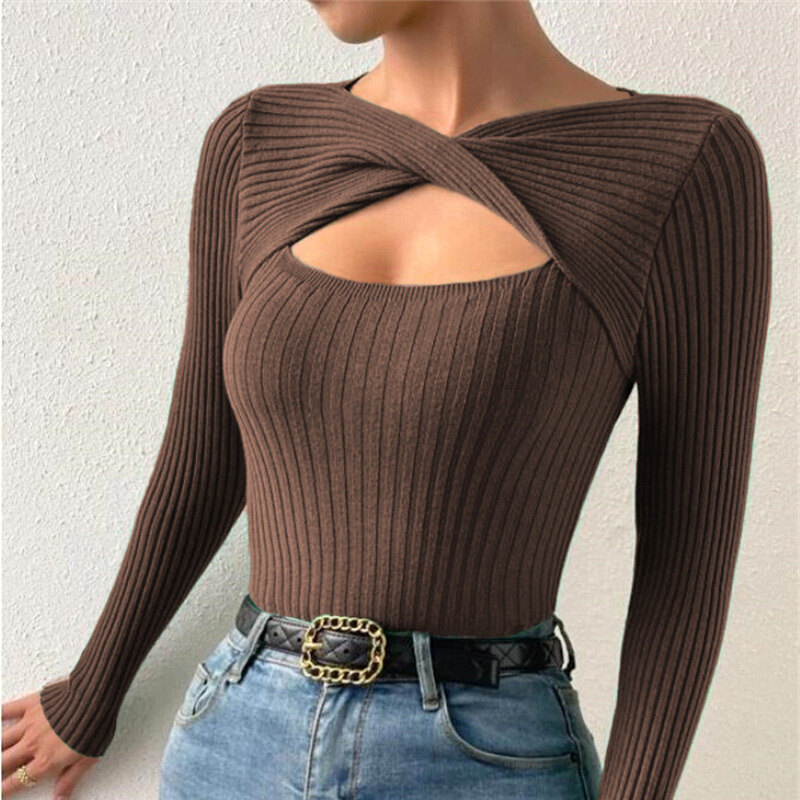 30代女性におすすめのクロスカットアウトリブトップス(ブラウン)で秋冬の色っぽコーデに
