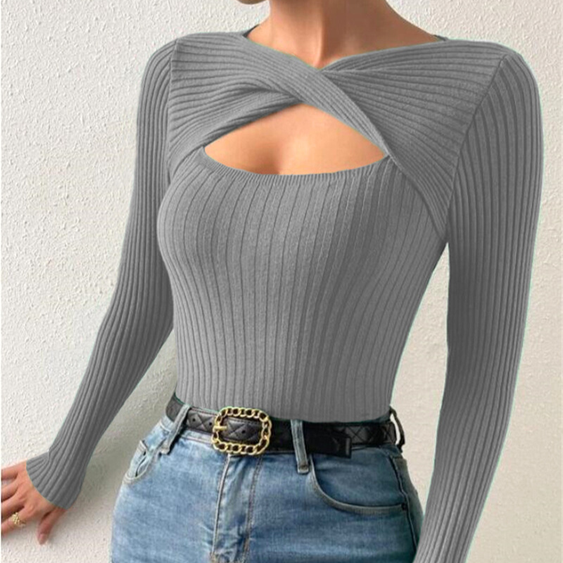 グレーのリブトップスは肩掛けチェーンバッグと合わせてモードな印象に