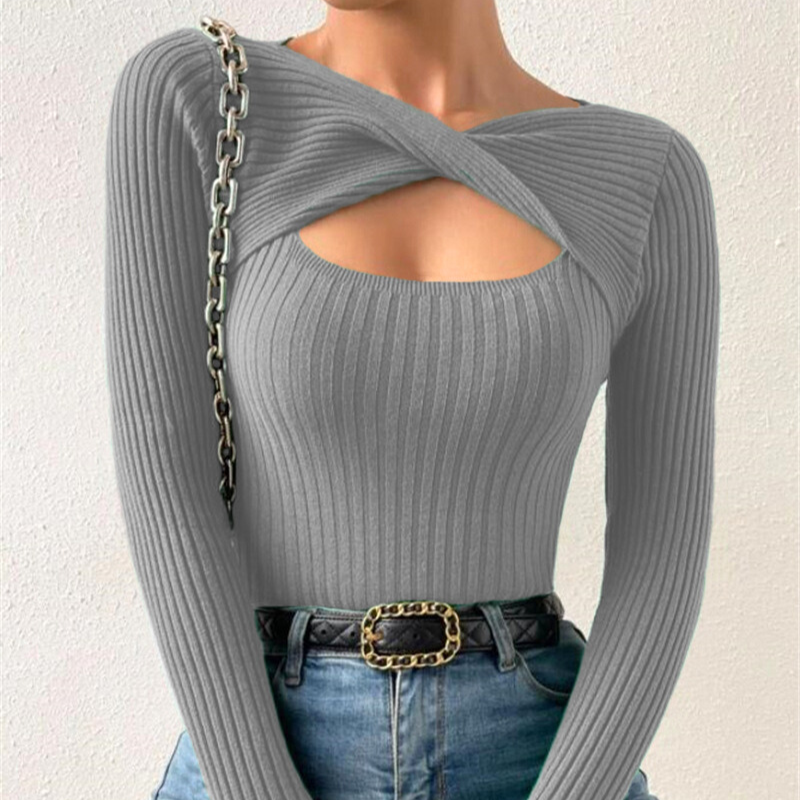 グレートップスで落ち着いた印象に。カットアウトでほんのり色気をプラス