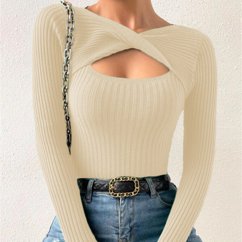 優しいアイボリーホワイトでふんわり可愛い色気コーデ