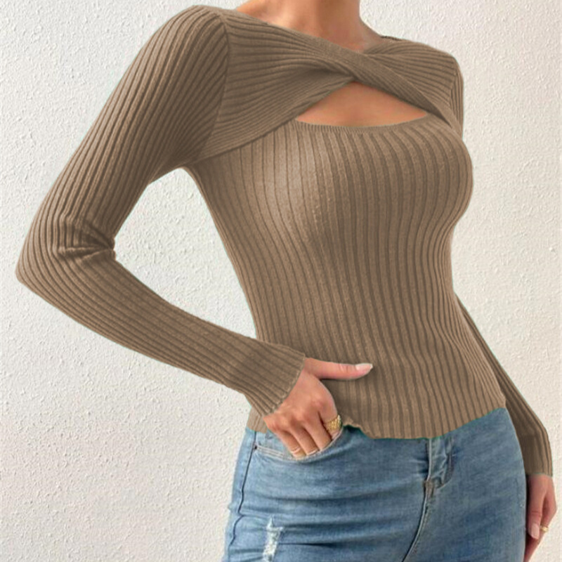 ベージュ系カーキで抜け感ある秋のカジュアルトップスコーデ