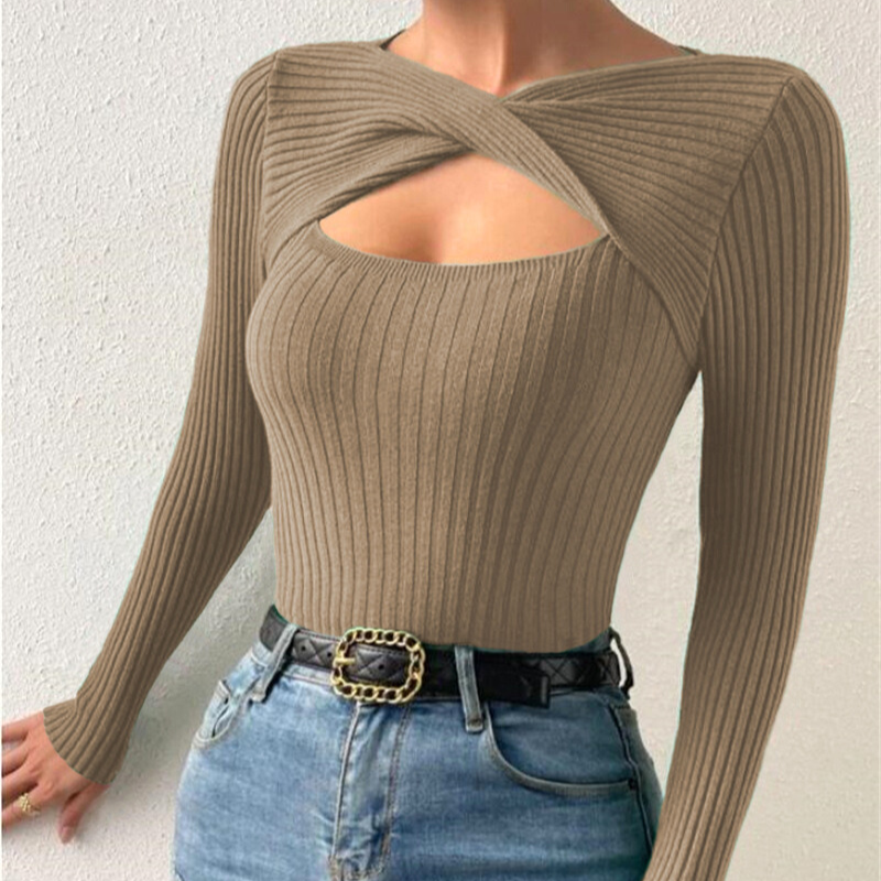 クロスカットアウトが映えるカーキのこなれトップス