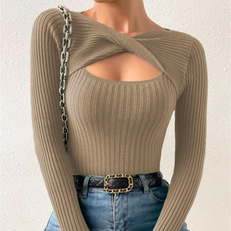 カーキのリブニットでナチュラルな色気を演出する秋冬スタイル