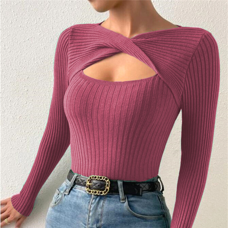 クロスネック×くすみピンクが映える秋冬の映えトップスコーデ