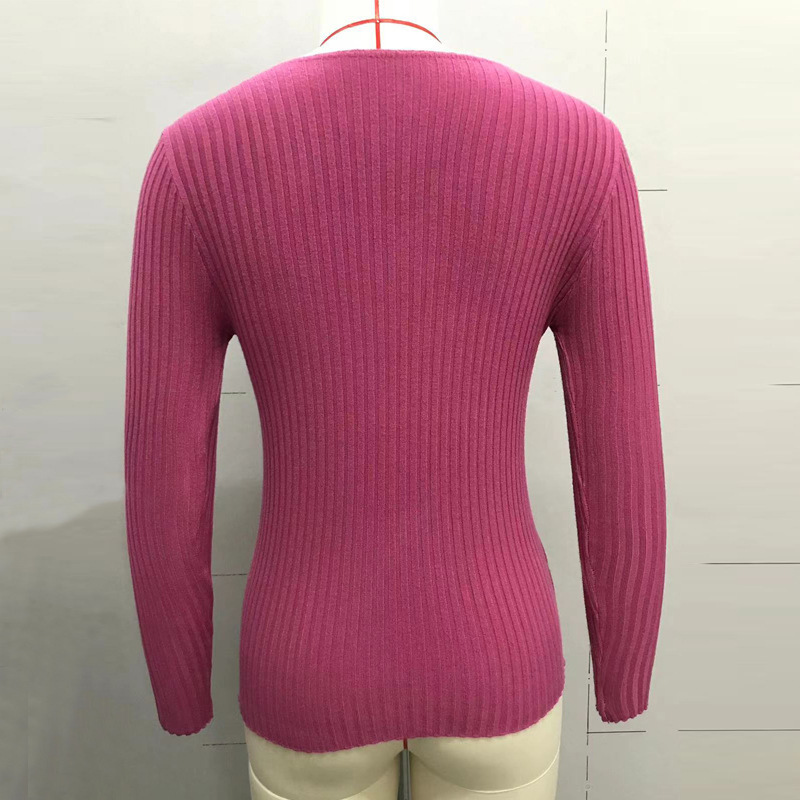 ピンクリブニットのバックスタイル(後ろ姿)