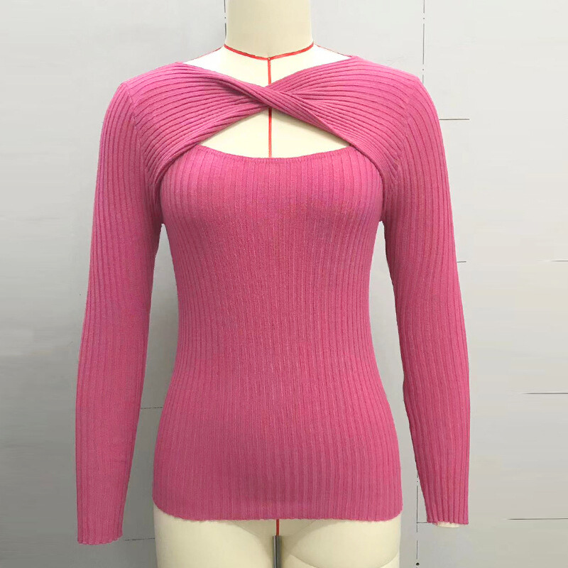 ピンクのボディフィットリブトップスをマネキン展示