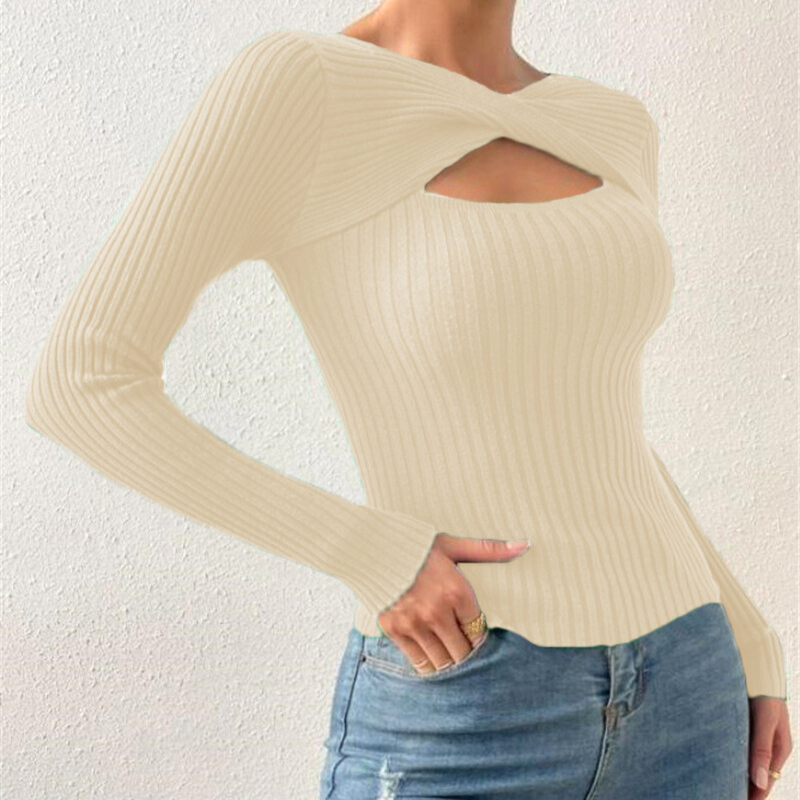 ホワイトカラーが清潔感と女性らしさを両立させるトップス