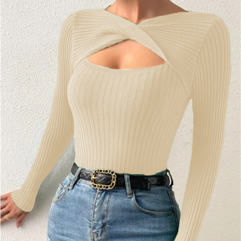 白のクロスカットアウトトップスでモテ服王道スタイル