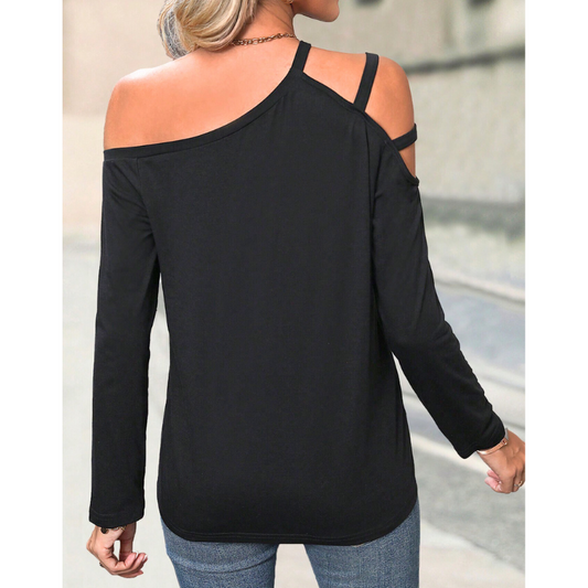 バックスタイルも抜け感たっぷりな大人カジュアルなカットソートップス|細ストラップが華奢見え効果