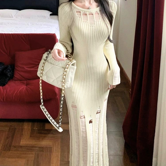 ラグジュアリーな空間で佇むアイボリーのリブニットロングワンピース姿