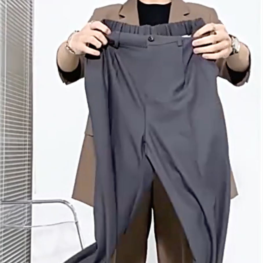 ダークグレーのパンツ(ストレッチ感を紹介)