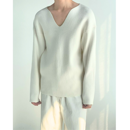 ホワイトの深Vネックワイドリブニットを着た男性モデルの正面カット