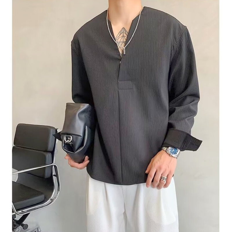 黒シャツ×ホワイトパンツの清潔感あるシンプルコーデ