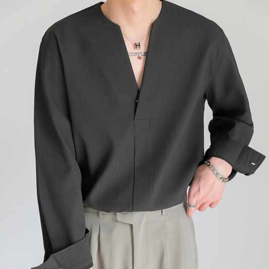 深Vデザインが印象的な黒のノンアイロンシャツ(フロント寄り)