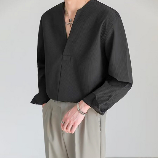 ゆったりとしたシルエットでこなれ感漂う黒シャツ