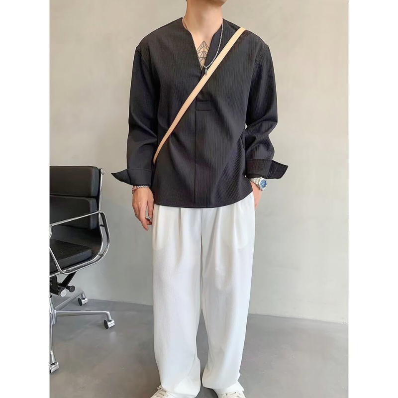 白パンと黒シャツでモード寄りな都会派コーデ